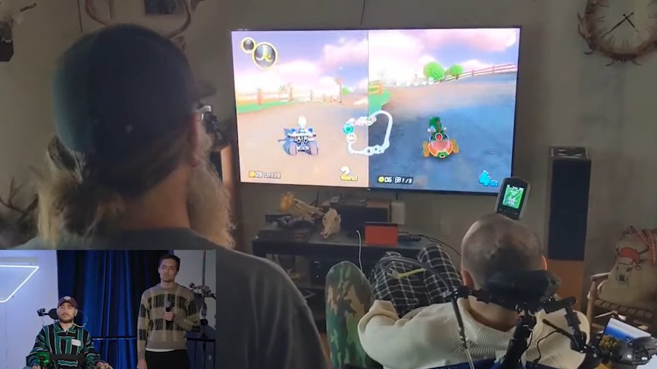 Человек с мозговым чипом играет в Mario Kart