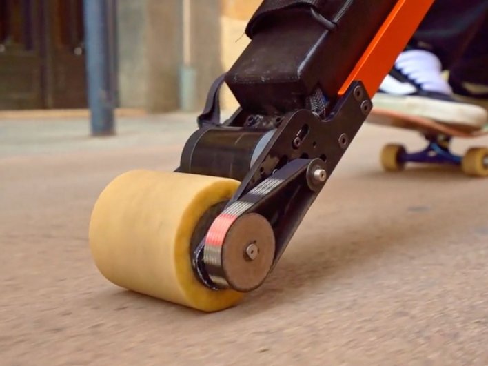 В Испании придумали электрическую палку для скейтбордистов