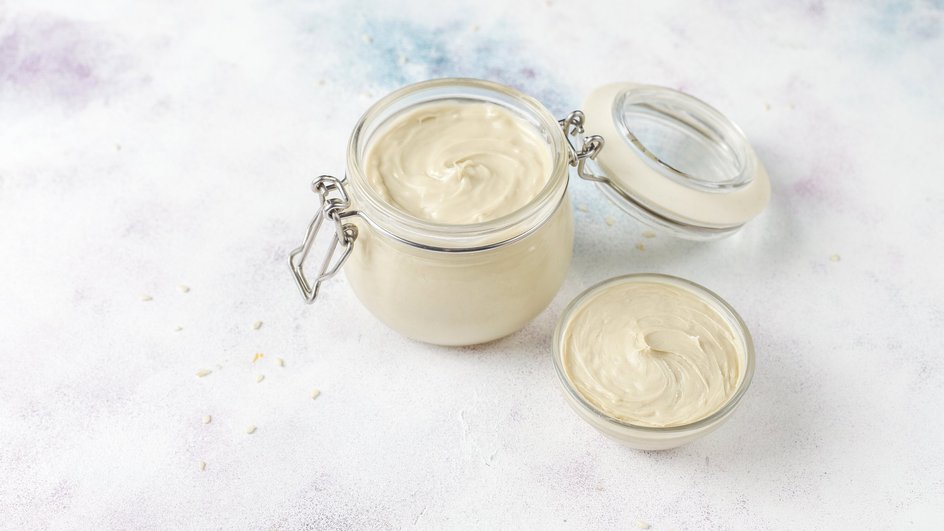 Для более насыщенного вкуса соуса «Цезарь» некоторые повара рекомендуют использовать оливковое масло высшего качества.