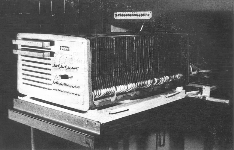  Первый в истории компактный компьютер. Правда к нему прилагались еще и шкафы с устройствами ввода-вывода с жидкостным охлаждением (расход воды до 500 л/ч)