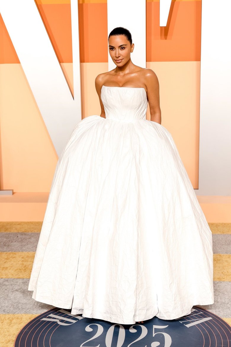 Самые красивые образы Vanity Fair 2025: фото Ким Кардашьян Самые красивые образы Vanity Fair 2025: фото Ким Кардашьян