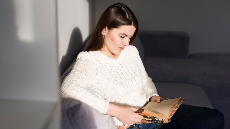 Женщина читает книгу 13 апреля. Женщина читает книгу 13 апреля.
