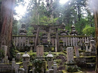 Кладбище Окуноин (Япония). Самое большое кладбище в Японии, здесь похоронены более 200 тысяч буддистских монахов. Главному религиозному деятелю Кукаю (жил в 9-м веке н.э.) до сих пор дважды в день приносят ритуальную еду.