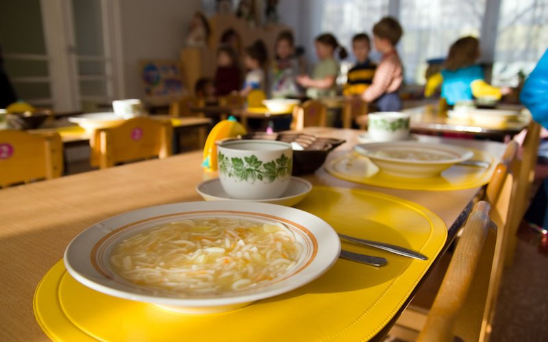 Обеды в детском саду многие вспоминают с теплыми чувствами