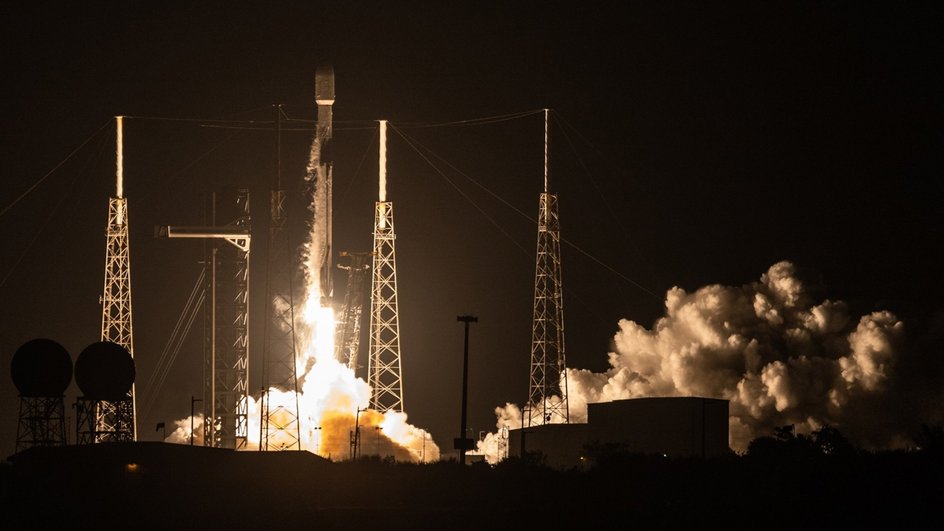 взлет ракеты Falcon 9 взлет ракеты Falcon 9