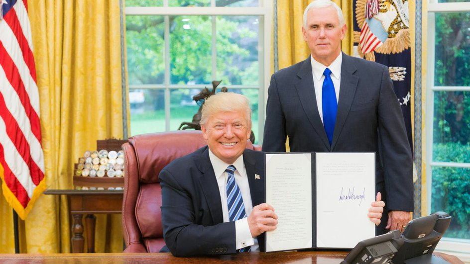 Трамп в Овальном кабинете Трамп в Овальном кабинете
