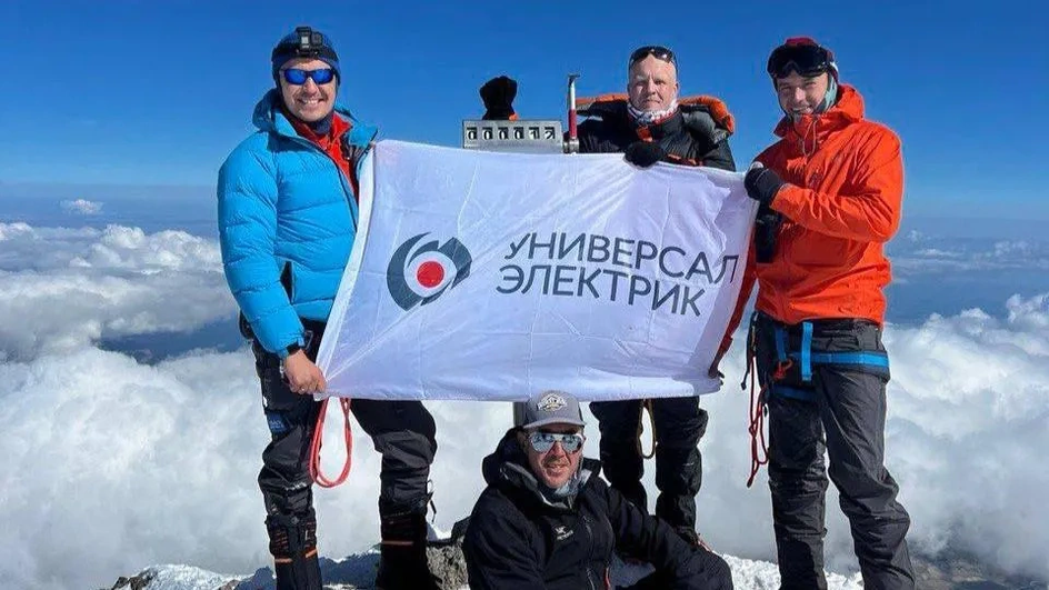 Альпинисты из Петербурга установили на вершине Эльбруса первый в мире счетчик восхождений