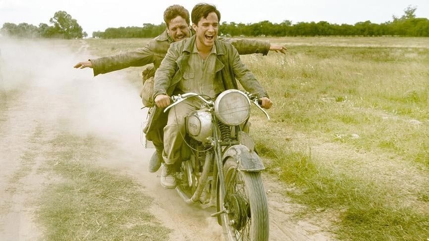 Гаэль Гарсия Берналь и Родриго Де ла Серна в фильме «Че Гевара: Дневники мотоциклиста» Гаэль Гарсия Берналь и Родриго Де ла Серна в фильме «Че Гевара: Дневники мотоциклиста»