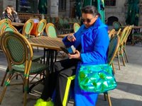 Content image for: 513642 | Анна Нетребко показала, как носить неоновые кроссовки и надувную сумку