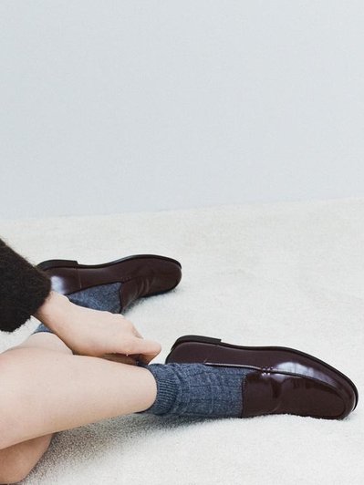 Женщина в лоферах фирмы Zara крупным планом Женщина в лоферах фирмы Zara крупным планом