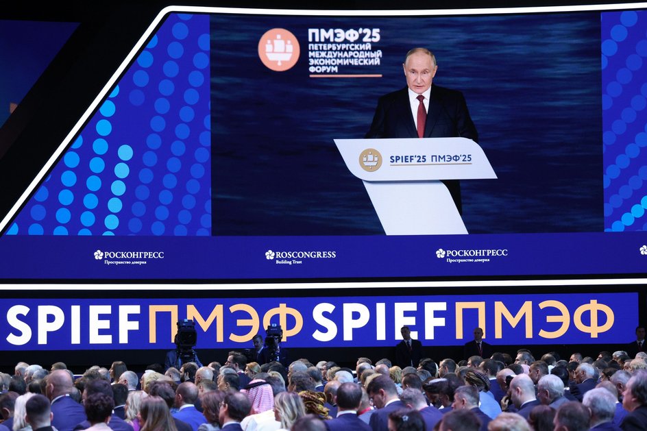 Владимир Путин на ПМЭФ-2025 изображение на экране Владимир Путин на ПМЭФ-2025 изображение на экране