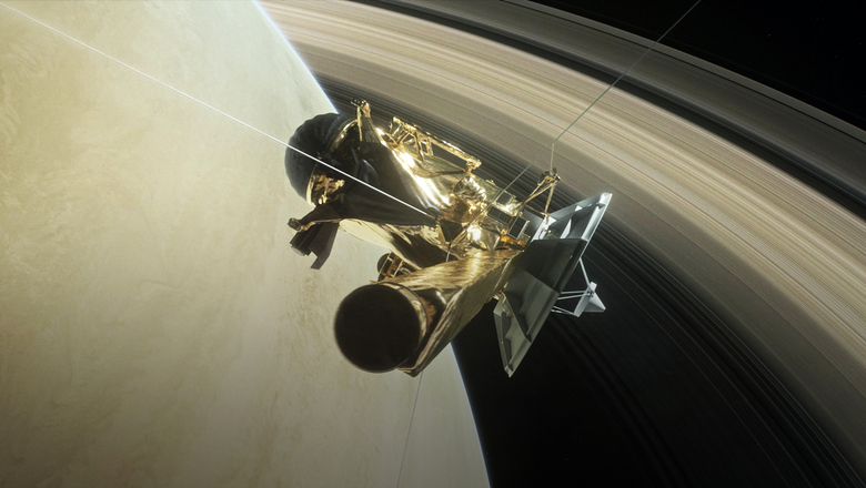 Художественное изображение космического аппарата NASA Cassini, когда он несколько раз совершил пролеты между Сатурном и его кольцами, прежде чем намеренно разбился в атмосфере планеты.