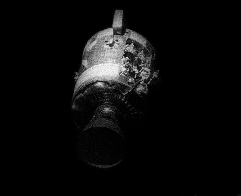Поврежденный двигательный отсек «Аполлона-13» после отделения.