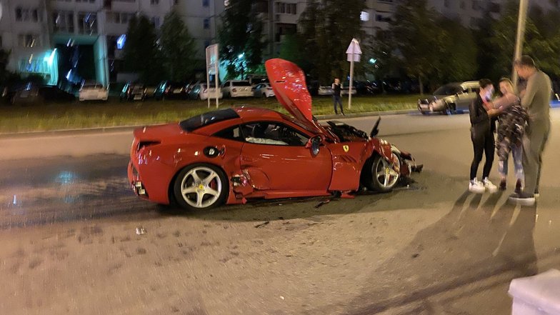 slide image for gallery: 26577 | Ferrari California и BMW M5 авария