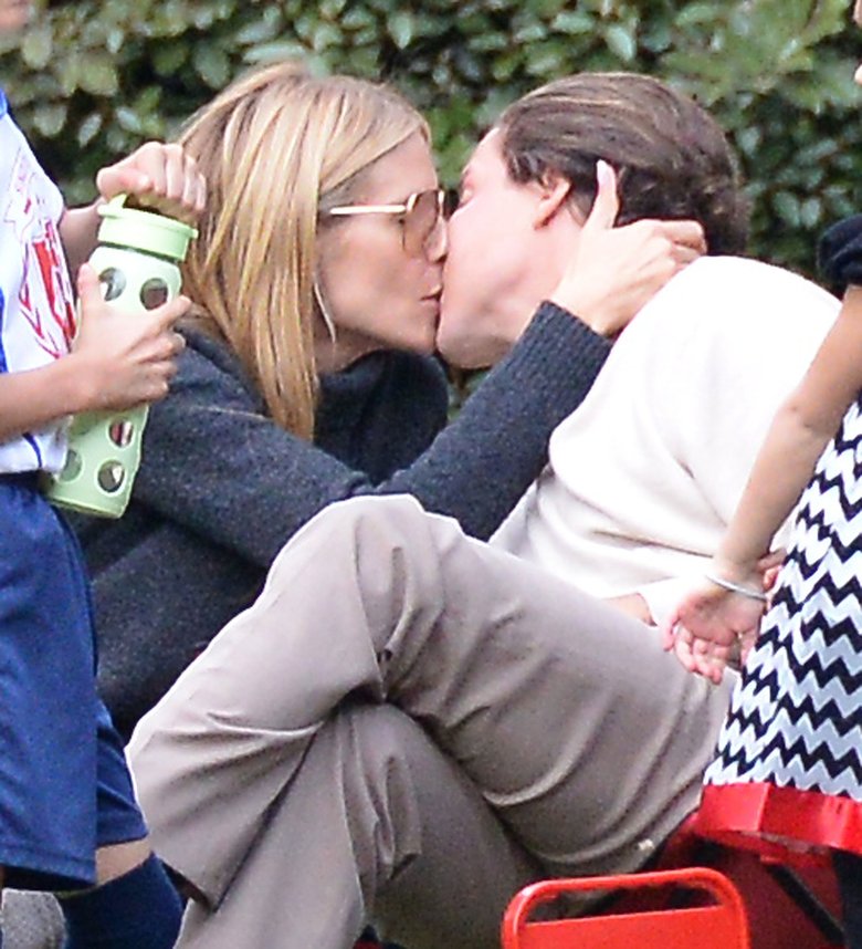 Фотографам удалось снять и несколько поцелуев пары