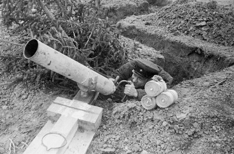 Старший политрук Ульянов стреляет из ампуломета связками листовок. Западный фронт, 1941 год / Wikimedia, Leyt-sov, CC BY-SA 4.0