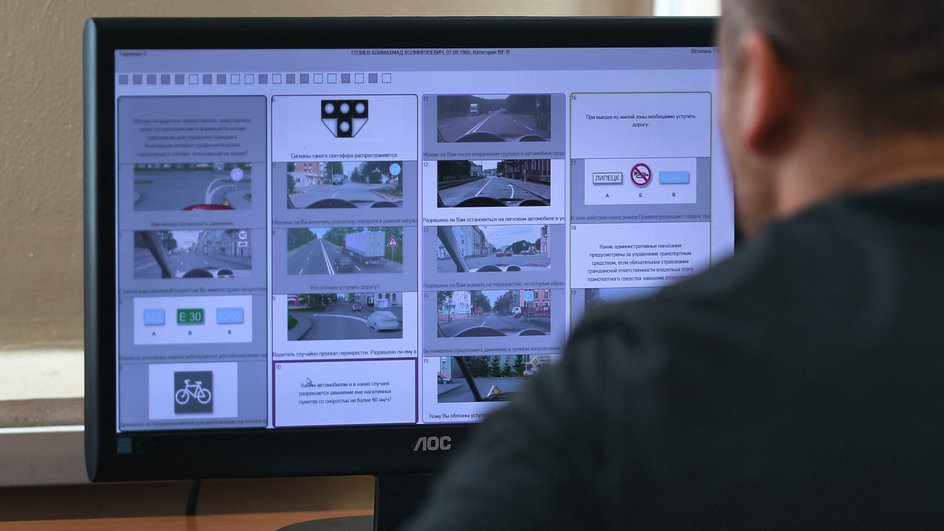 Мужчина сдаёт теоретические экзамены по правилам дорожного движения в отделении ГИБДД в Москве Мужчина сдаёт теоретические экзамены по правилам дорожного движения в отделении ГИБДД в Москве