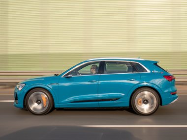 slide image for gallery: 26565 | Audi e-tron динамика