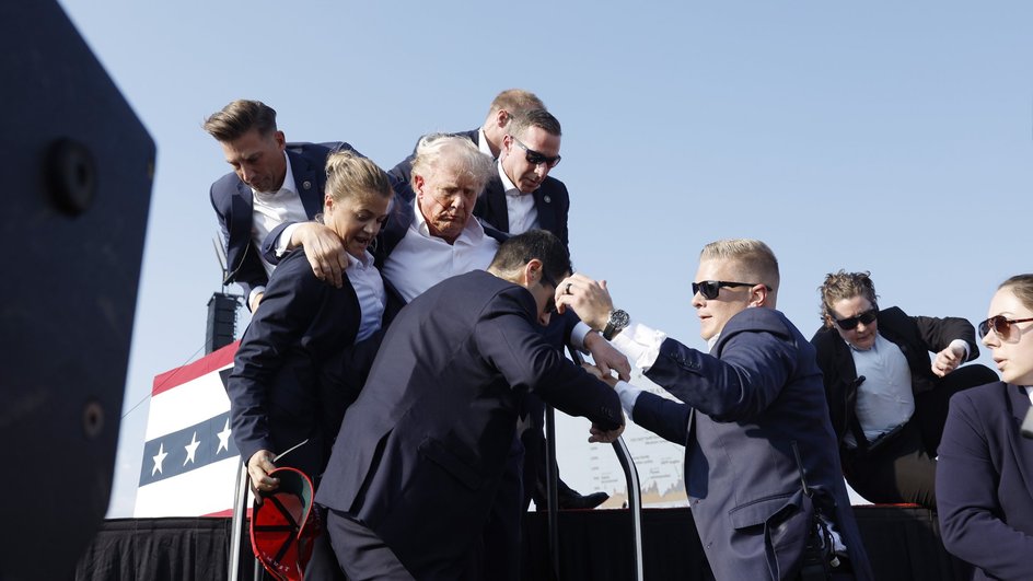 Дональд Трамп сразу же после покушения. Дональд Трамп сразу же после покушения.