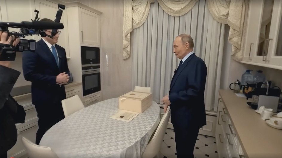 Путин в квартире Кремля Путин в квартире Кремля