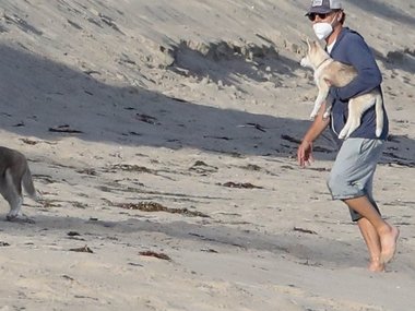 Content image for: 515368 | Леонардо ДиКаприо выгулял питомцев на пляже в Малибу
