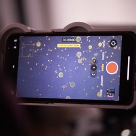 Хлоя Савар и ее iPhone, прикрученный к микроскопу. Фото: tardibabe
