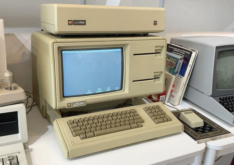 Так выглядит компьютер Apple Lisa. Его бумажная модель тоже представлена в коллекции. Фото: Wikipedia / Timothy Colegrove / CC BY-SA 4.0