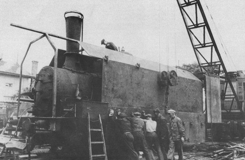 Бронирование паровоза на заводе Январского восстания в Одессе (1941). Фото: Wikimedia/ Общественное достояние