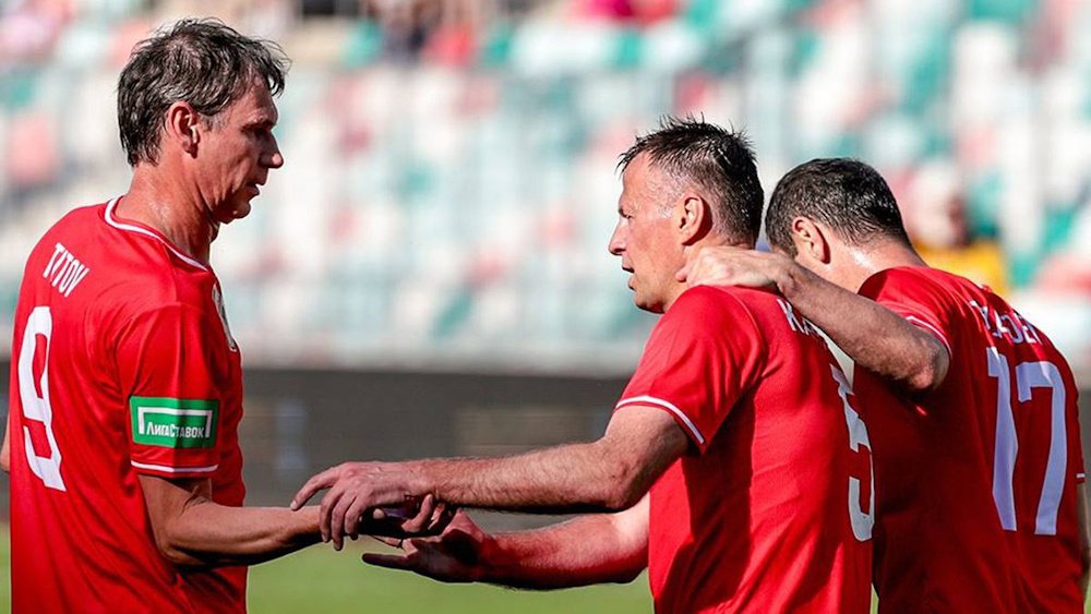 Лето в стиле ретро: звезды футбола Беларуси и России встретились в матче легенд