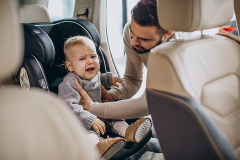 Ребенок плачет в автомобильном кресле