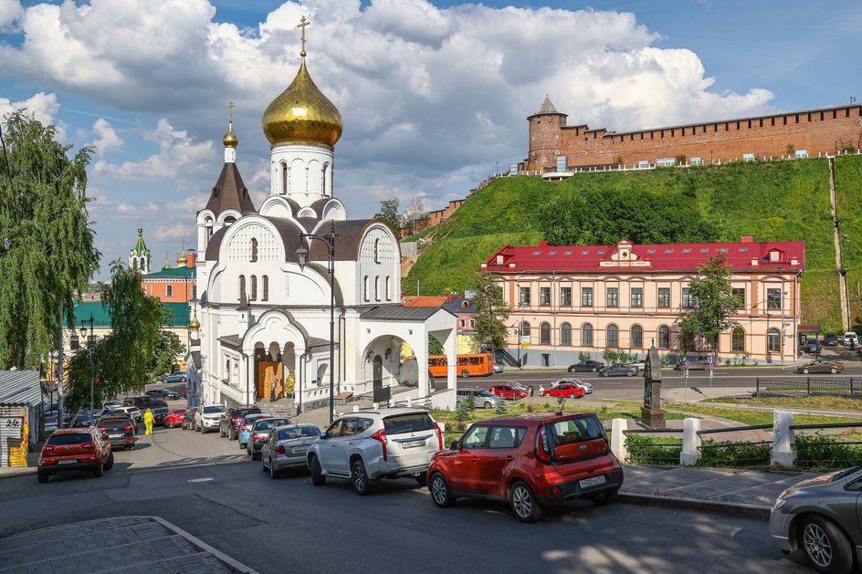 Автомобили припаркованы около храма Казанской иконы Божией матери в Нижнем Новгороде