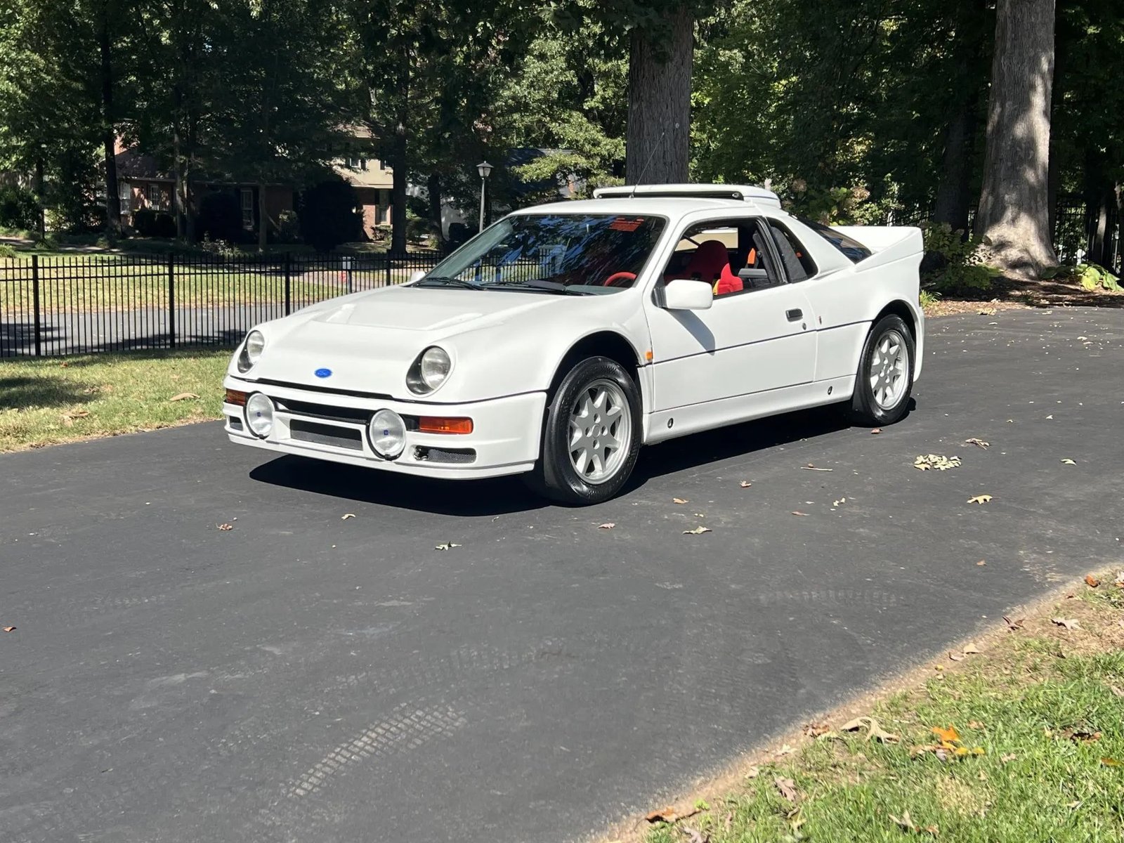 1 из 24: культовый Ford RS200 с пробегом 600 км пустят с молотка