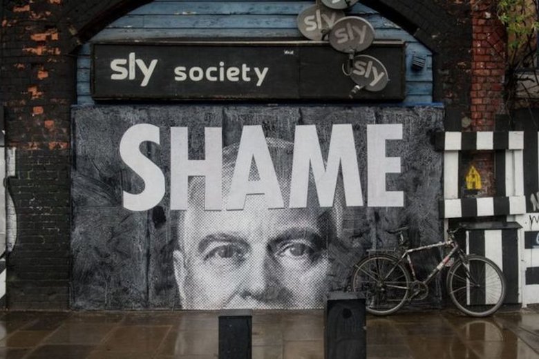 Граффити в восточном районе Лондона Шордитч. Фотография Эндрю и слово «Позор!» большими буквами | Фото: Getty Images
