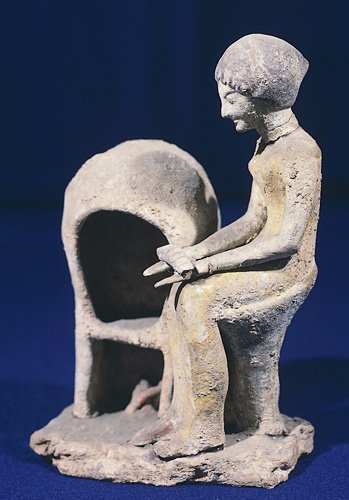 Женщина кладет хлеб в духовку (Микенская цивилизация, XV-XIII века до н.э., Греция)