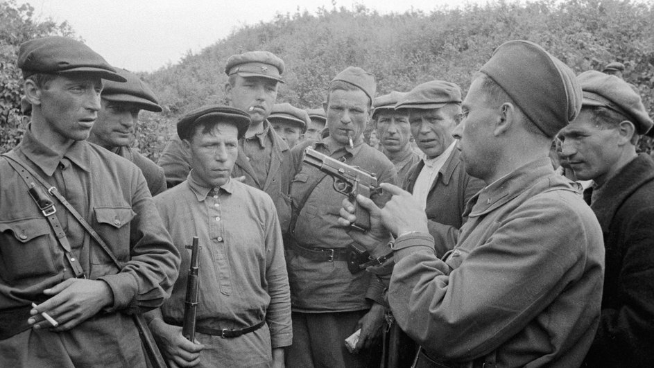 Командир партизанского отряда знакомит бойцов с оружием. Смоленская область. 23 августа 1941 года Командир партизанского отряда знакомит бойцов с оружием. Смоленская область. 23 августа 1941 года