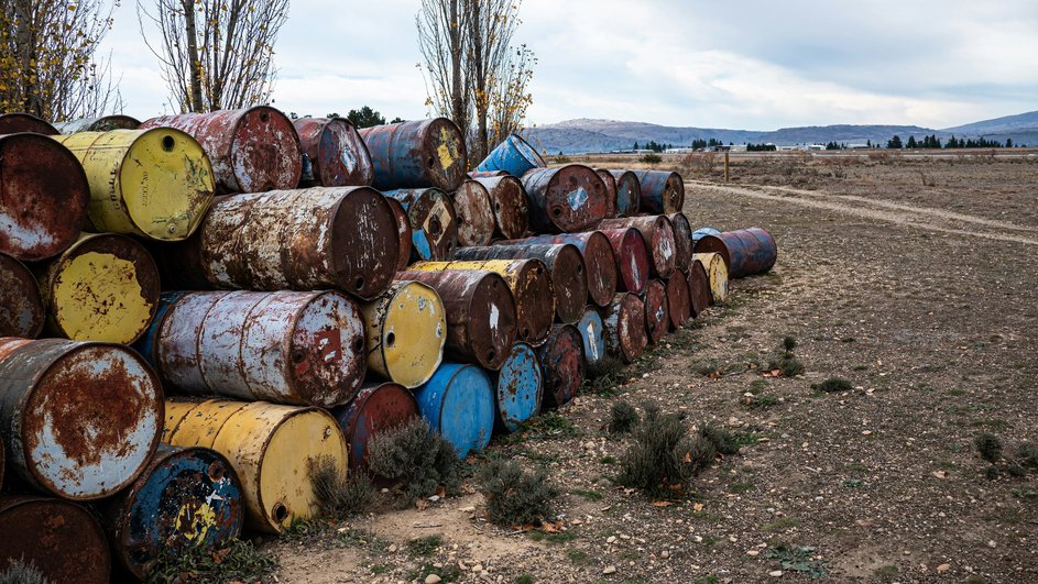 Бочки с отходами нефти Бочки с отходами нефти