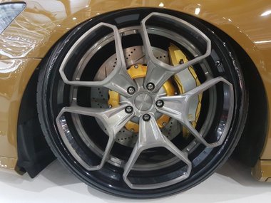 slide image for gallery: 23730 | Неформалы московской автомобильной выставки. Audi, BMW и Mercedes-Benz
