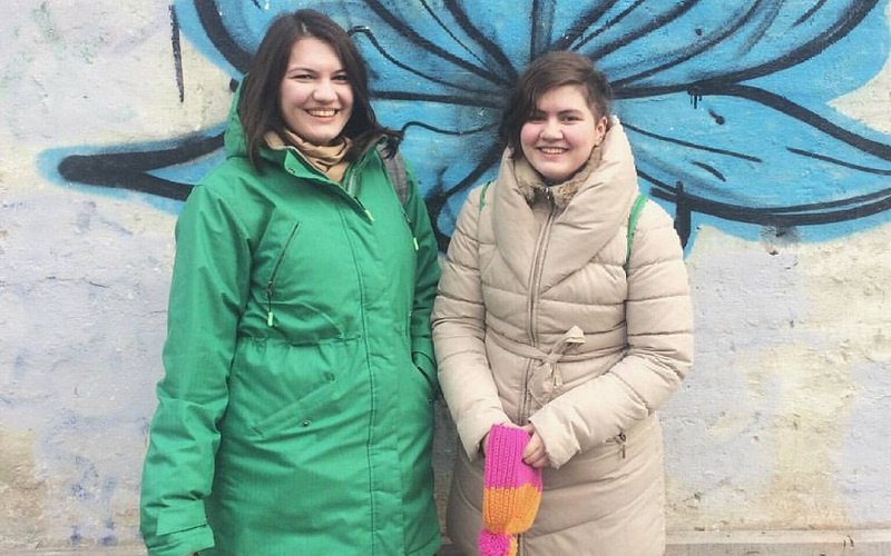 Администратор группы Полина Дробина (справа) с Юлией Демаковой, подругой и создательницей сообщества.