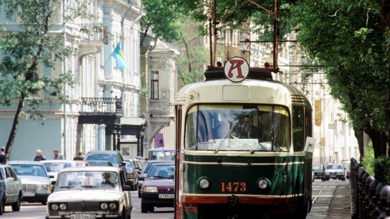 Да и таких трамваев в центре Москвы уже не встретишь. Сейчас в столице по-прежнему ходит этот вид транспорта, но сами трамваи заменены на более современные.