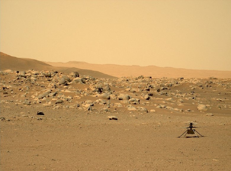 Это изображение марсианского вертолета NASA Ingenuity было получено с помощью инструмента Mastcam-Z на марсоходе Perseverance 15 июня 2021 года, на 114-й марсианский день. Свой 50-й полет марсолет совершил 13 апреля 2023 года. Фото: NASA