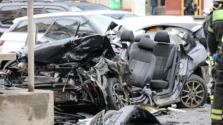 slide image for gallery: 27717 | Последствия ДТП с участием трех автомобилей на Новинском бульваре