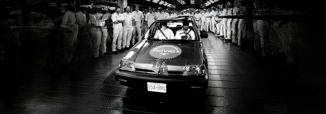 Первая серийная Honda Civic, выпущенная в США, сходит с конвейера № 2 на заводе Honda в Мэрисвилле, 24 июля 1986 года