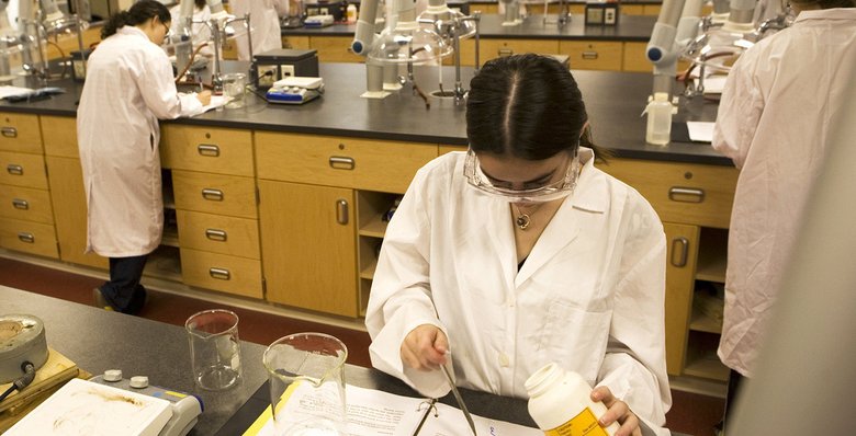 Ученые считают, что работу в лабораториях стоит продолжать.