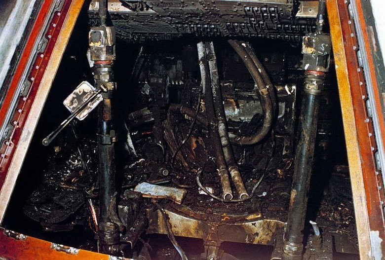 Так выглядел командный модуль после пожара. Фото: NASA/Public Domain