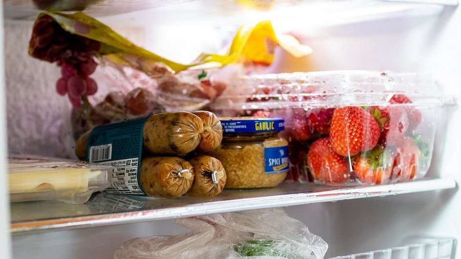 Продукты лежат в холодильнике