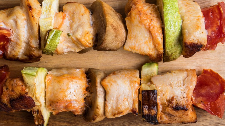 Шашлык из рыбы с овощами крупным планом