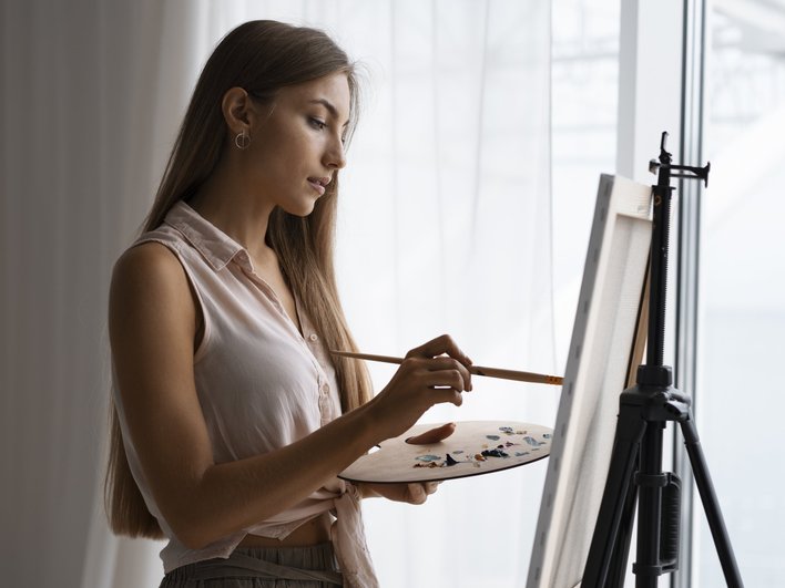 Девушка рисует Девушка рисует