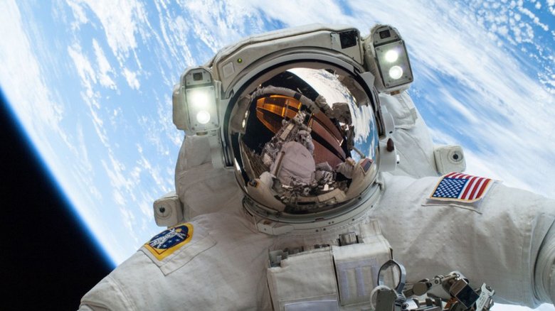 Самое знаменитое космическое селфи было сделано Майком Хопкинсом. Фото: NASA