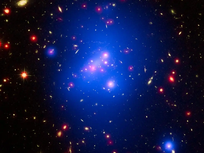 Скопление галактик IDCS J1426. Разрешение противоречий между нашей наблюдаемой локальной Вселенной и далекими, обширными скоплениями галактик, подобным этому, потребует «странных» предположений и решений.