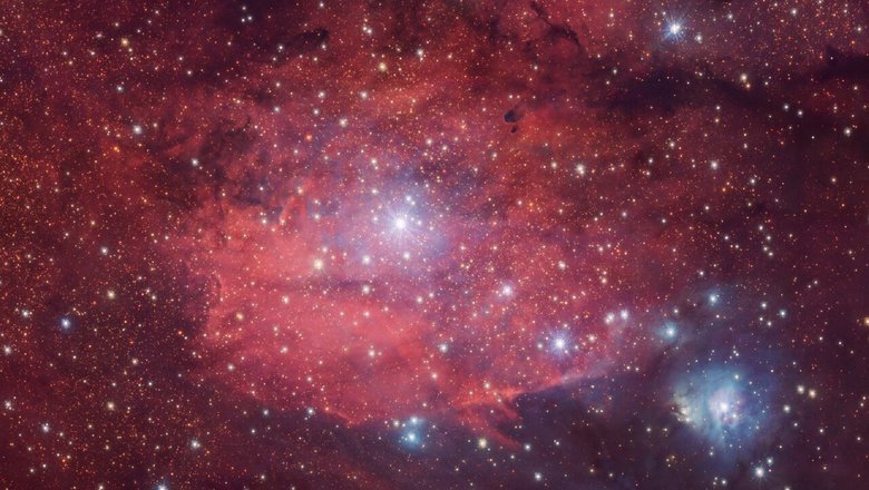Розово-красная эмиссионная туманность IC1284 светится в результате активного звездообразования и синтеза водорода в этом регионе. 